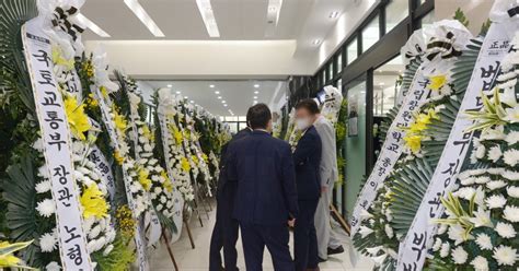 Jul 26, 2021 · '드루킹 댓글 여론조작' 사건에 연루된 혐의로 대법원에서 징역 2년이 확정된 김경수 전 경남도지사가 26일 경남 창원교도소에 재수감됐다. '친문적자' 김경수 경남도지사 장인상에 조문객 발길
