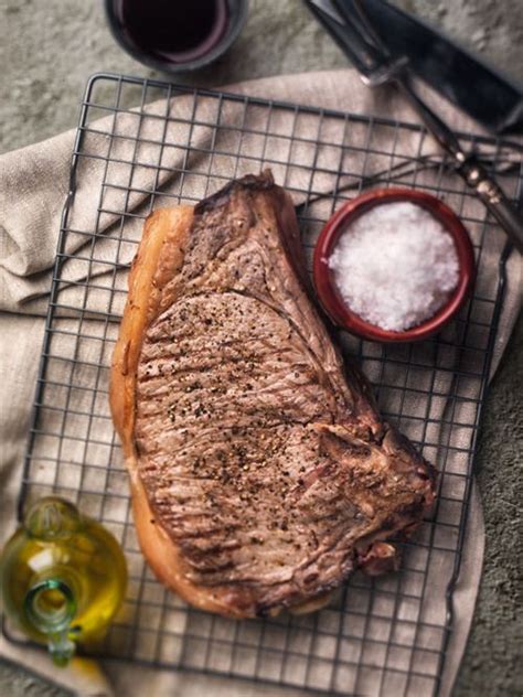 The bistecca alla fiorentina (beefsteak florentine style) is an italian steak made of veal (vitellone) or heifer (scottona) that, combined with the specific preparation, makes it one of the most popular dishes of tuscan cuisine. Fiorentina Steak | Food, Italian food forever ...