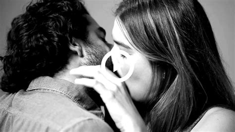 20 inconnus s embrassent pour la première fois