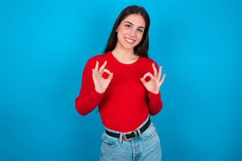 Mulher Mostrando As Duas Mãos Com Os Dedos Em Aprovação De Sinal Ok Ou Conceito De Recomendação