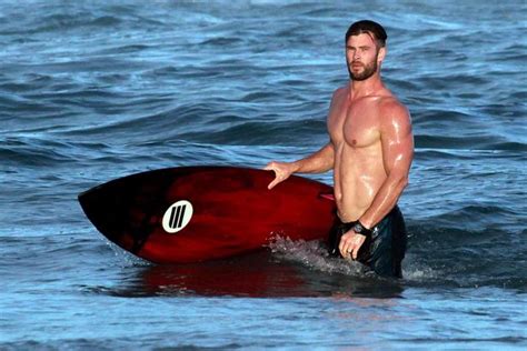 Chris Hemsworth Shows Off Incredible Six Pack While Surfing On Beach Hot India Report