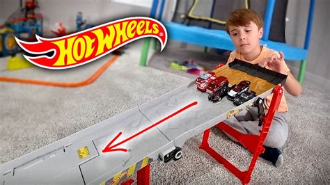 Corrida De Hot Wheels Na Rampa Reboque Brancoala Brinquedos Youtube