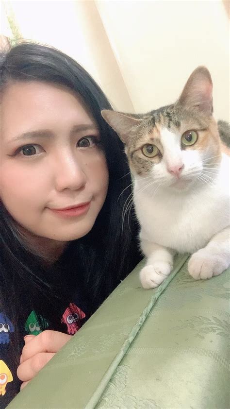 chouzuki maryou highres photo medium 1girl asian black hair cat lipstick makeup plump