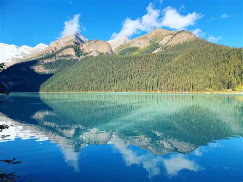 Morning Reflections On Lake Louise Lakelouise Canada Views Scenery