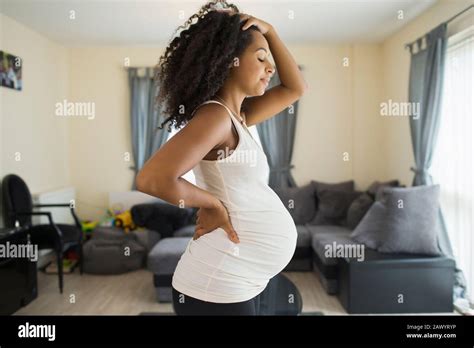 Junge Schwangere Fotos Und Bildmaterial In Hoher Auflösung Alamy