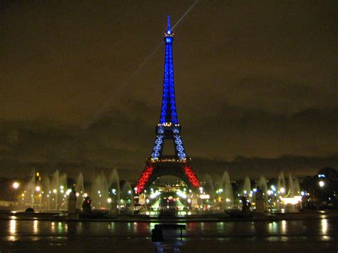 Venga a descubrir la torre eiffel en un viaje ascendente único en el mundo y déjese llevar por las emociones que vivirá en su ascenso desde el atrio hasta la cima. Torre Eiffel como bandera | Julio Yeray Mendoza | Flickr
