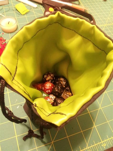 I've recently starting dming for a dungeons and dragons campaign (if you didn't already know i'm a massive nerd, surprise!). Think Crafty Thoughts: Tutorial: Lined Dice Bag | Dice bag, Diy dice bag, Bag patterns to sew