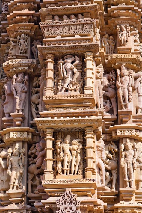Bajorrelieve En El Templo Antiguo Famoso En Khajuraho La India Foto De