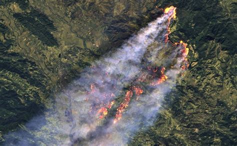 You can't really see the great wall of china from orbit—at that's the case with the wildfires that are currently blowtorching their way through southern california. Looking at the Kincade Fire from space - Wildfire Today