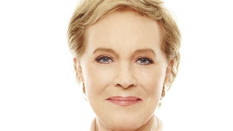 The actress, 82, proved to be as glamorous as. Julie Andrews será a voz de Lady Whistledown em série de ...