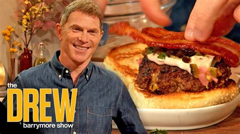 Bobby Flay Makes Pimento Cheese Stuffed Burgers Juicy Lucy Youtube