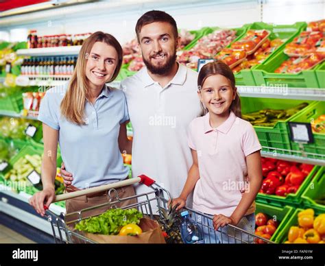 Familia De Tres Tiendas De Comestibles En El Supermercado Fotografía De