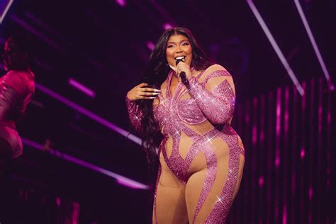 Lizzo On The Special Tour Outfits Creativity And Wardrobe Malfunctions Teen Vogue