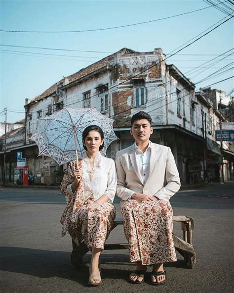 Foto pre wedding, prewed outdoor, prewedding outdoor, prewedding outdoor, fotografer panggilan foto prewed kun dan iit. 10 Ide Pose Prewedding Saat Pandemi, Foto Di Jalan Juga ...