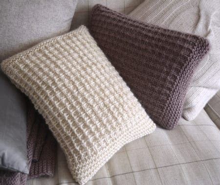 Find free knitting patterns for pillows at howstuffworks. 20 Cute Pillow Patterns You Can Knit Up This Weekend ...