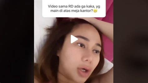 Video Denise Chariesta Beradegan Tak Senonoh Sosok RD Di Meja Kantor