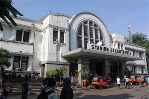 Menelusuri Jejak Sejarah Stasiun Stasiun Tua Di Jakarta Yang Masih