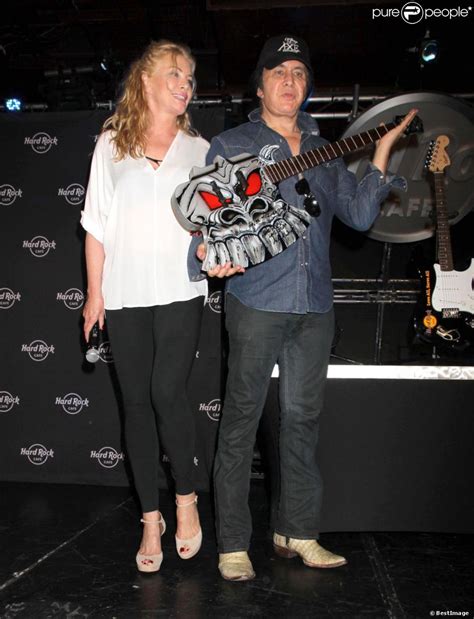 Tweed has appeared in more than 60 films and in several television shows. Gene Simmons et sa femme Shannon Tweed le 11 août 2012 à ...