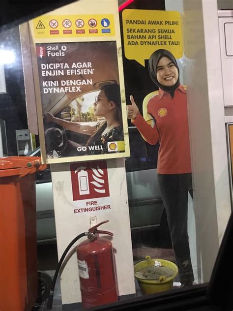 Telpon saudara dekat kejadian perkara masukin botol !! VIDEO Gadis Air Mineral Yang Menghantui Kunjungan Stesen Minyak Anda Dah Munculkan Diri