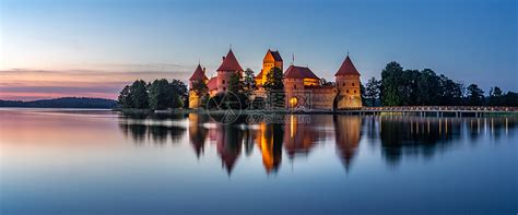 立陶宛的时间、时区、时差、日出日落时间等信息。 标准时间（2021年10月31起）：eastern european time (eet)，utc +2. 立陶宛著名旅游景点特拉凯城堡日落全景图高清图片下载-正版图片500998788-摄图网