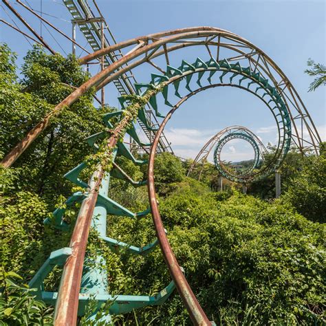 Deserted Japanese Theme Park Photographed Just Before Demolition