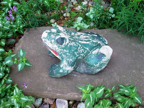 Very Vintage Cement Frog Weathered Garden Decor Door Stop Lawn Decor