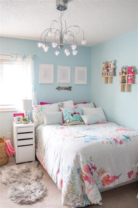 A simple shared girls room idea is decorating with names. Tween Girl Bedroom Ideas | Tween girl bedroom, Diy girls ...