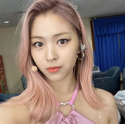 𝑐𝑟𝑢𝑛𝑐ℎ𝑐𝑟𝑢𝑛𝑐ℎ𝑖𝑒𝑠 Itzy Pink Hair Girl