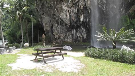 Walaupun air terjun di lokasi ini tidak terlalu tinggi yang dikatakan hanya separas pinggang lelaki dewasa namun panorama dan suasana yang tenang di sini. Air Terjun Gunung Lang Ipoh - YouTube