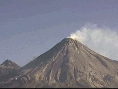 Zien Bbc Verslaggever Brengt Vulkaanuitbarsting Etna In Beeld