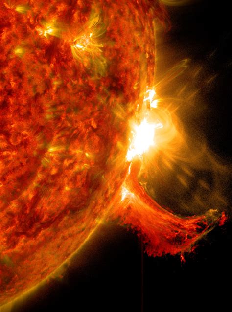 Nasa Releases Images Of A Mid Level Solar Flare Nasa