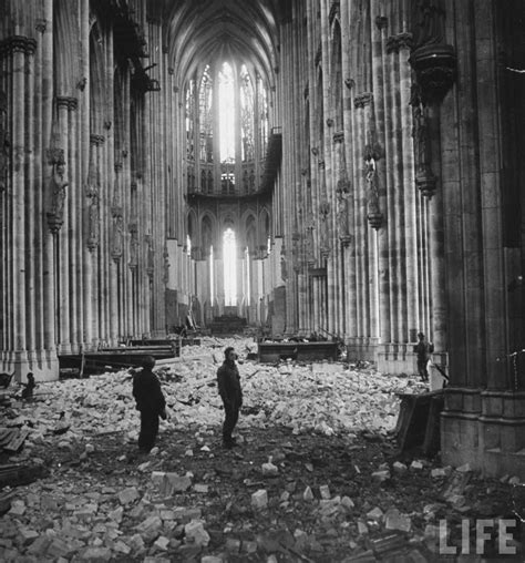 In köln 1945 nahaufnahmen (edition2015), dem zweiteiligen hauptfilm dieser filmreihe folgen sie den amerikanischen truppen aus mehreren kameraperspektiven vom stadtrand kölns bis zum erreichen von dom und rhein. Inside the Cathedral Koln/Cologne 1945 | History war ...