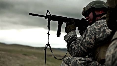 Kneeling soldier shoots M4 rifle in target practice - YouTube
