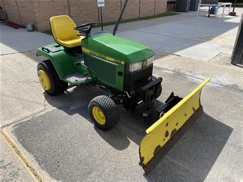 2000 John Deere 425 Lawn Tractor Wsnow Plow And Deck
