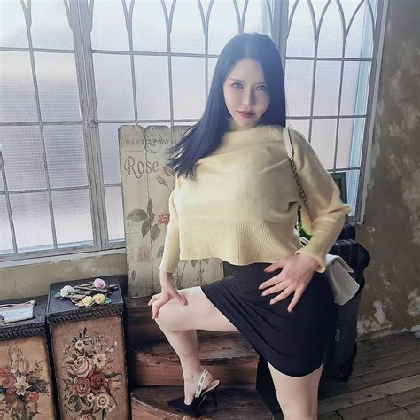 沖田杏梨さんのインスタグラム写真 沖田杏梨instagram「かなりの布面積なのに セクシーに見えるのはタイトスカートの魔法かも I