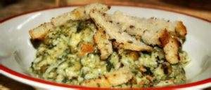 Untuk membuat tteokbokki risotto, siapkan tteokbokki instan, 2 onigiri, dan keju mozzarella parut. Resep Dunia: Resep Risotto (Resep Dasar)