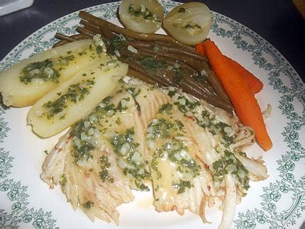 Recette de RAIE AU COURT BOUILLON ET BEURRE PERSILLE