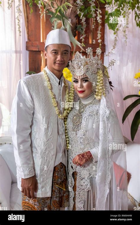 Indonesian Bridal Couples In Bandung Java Indonesia Stock Photo Alamy