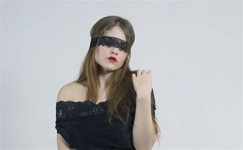 Mujer con ojos vendados María Villegas Psicóloga