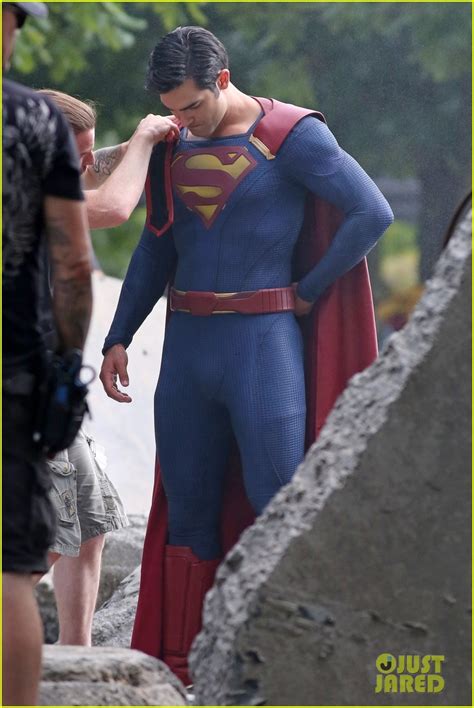 Photo Tyler Hoechlin Fight Scene Superman Supergirl 11 Photo 3725994 Just Jared
