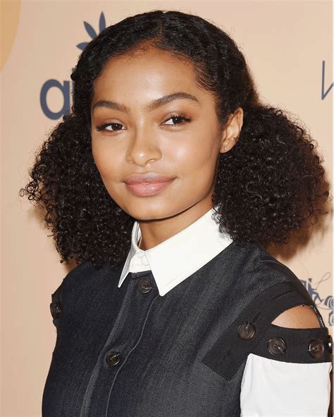 Idées coiffure cheveux frisés mi longs. 5 coiffures pour cheveux frisés à réaliser en 5 minutes ...