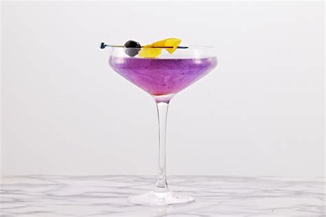 This Classic Aviation Cocktail Is The Prettiest Drink You Ll Ever Makedelish Pretty Drinks
