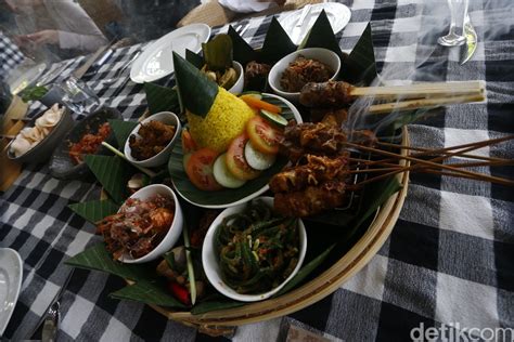 Asyiknya Megibung Makan Bersama Khas Bali Di Tepi Pantai Nusa Dua