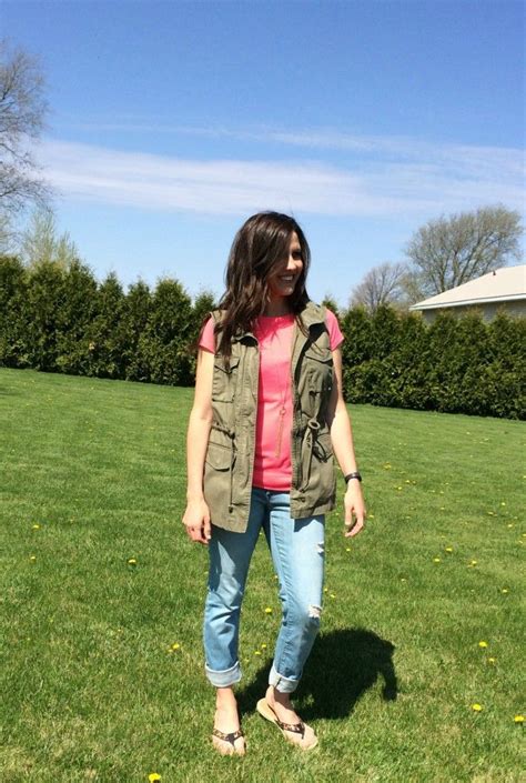 what i wore real mom style green utility vest realmomstyle momma in flip flops real mom