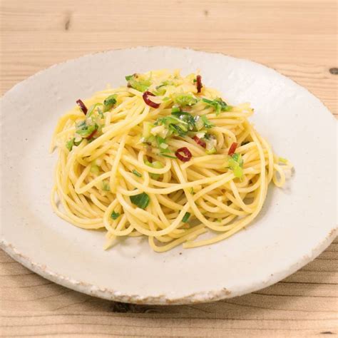 本格簡単ペペロンチーノ オリーブオイル、刻みにんにく (缶詰)、鷹の爪、☆水、☆パスタ、☆塩、☆コンソメ、ブラックペッパー by ばーぐはん. 簡単 酒盗ペペロンチーノ 作り方・レシピ | クラシル