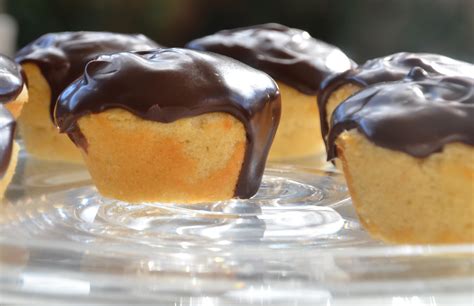 Tender cupcakes filled with fluffy pastry cream and topped with rich chocolate ganache. Warm House Cozy KitchenBoston Cream Cupcakes - Warm House ...