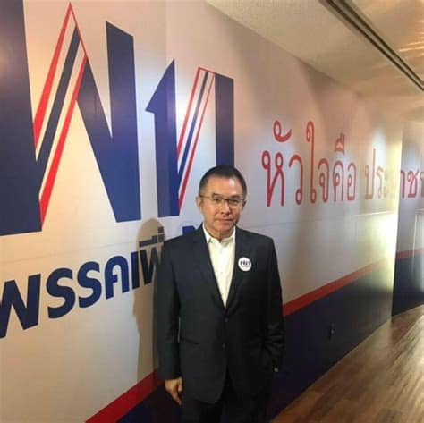 5 พฤศจิกายน 2563 ที่ห้องประชุมโรงละคร อบจ.นครศรีธรรมราช สนาม. เปิดประวัติ "วิสาร" ส.ส.กรีดแขนประท้วง "บิ๊กตู่" กลางสภา