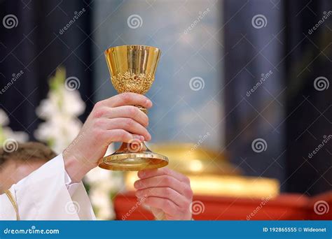 Cáliz En Las Manos Del Sacerdote En El Altar Durante La Celebración De