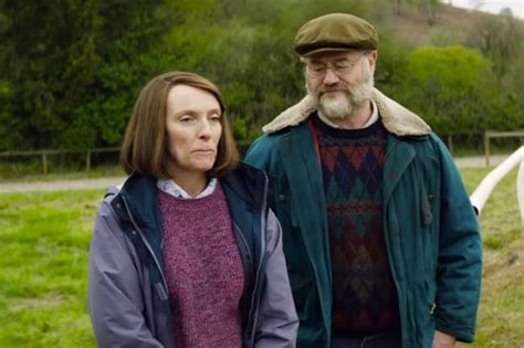 Based on a true story, dream horse depicts the unlikely and amazing tale of jan vokes (played here by toni collette ), who rallies her community to pitch in a few pounds a week and make a go. Dream Horse (2020) Trailer Filma | Recenzije Filmova i Serija