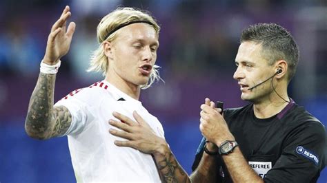 Secondo sky sport, c'è un colpo a sorpresa per l'ex difensore di roma e palermo, simon kjaer. EM-Tattoos: Welcher Spieler hat die schönste Tätowierung ...